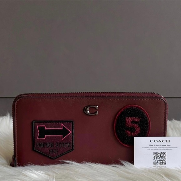 💰SOLD - CG176 - Coach Accordion Zip Wallet with Varsity Patches - Picture 9 of 11